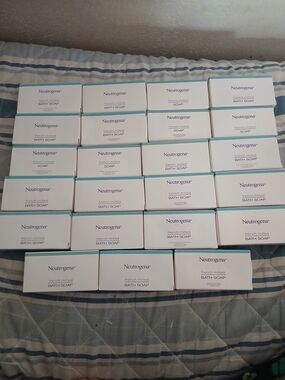 Neutrogena French Milled Soap Travel Size Soap 1oz. LOT of 23